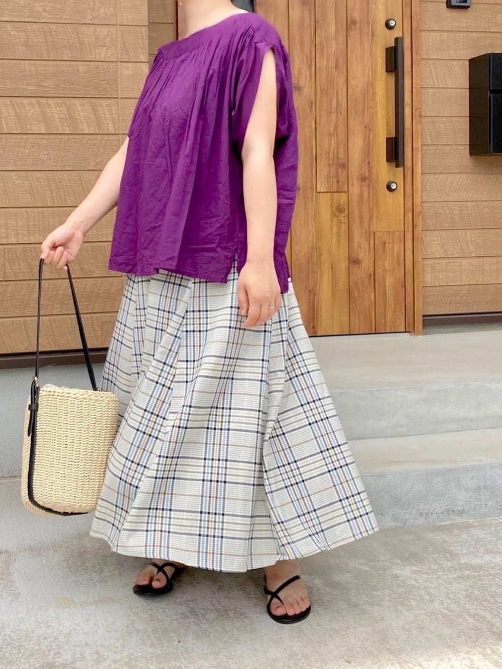 「きれいめカジュアル、ノースリーブ、低身長コーデ、かごバッグ、チェックスカート、ロングスカート、ビーチサンダル」｜「audrey and john wadの【MADE IN INDIA】ギャザーショートスリーブブラウス（シャツ/ブラウス、パープル系）」を使った、haさん（レディース・152cm）の夏コーディネートの1枚目の写真