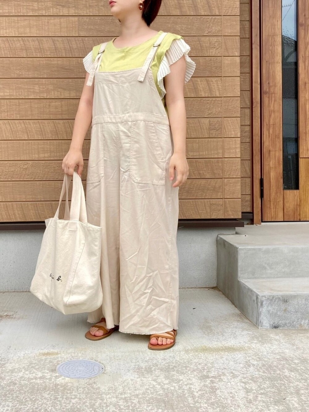「夏コーデ、楽チンコーデ、オトナカジュアル、白サロペット、オーバーオール、ワイドパンツ、ライムグリーン、ママコーデ、シンプル、ゆるコーデ」｜「URBAN RESEARCHのUR　袖プリーツTシャツ（Tシャツ/カットソー、グリーン系）」を使った、haさん（レディース・152cm）の夏コーディネートの1枚目の写真