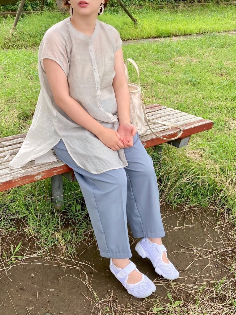 「オトナカジュアル、シアーシャツ、くすみカラー、エアリフト、ラクチンコーデ、ゆるコーデ、低身長、夏コーデ、シアートップス、透け感」｜「mietteのｼｱｰﾎﾟﾌﾟﾘﾝﾊﾞｯｸｽﾘｯﾄｼｬﾂ（シャツ/ブラウス、ベージュ系）」を使った、haさん（レディース・152cm）の夏コーディネートの1枚目の写真