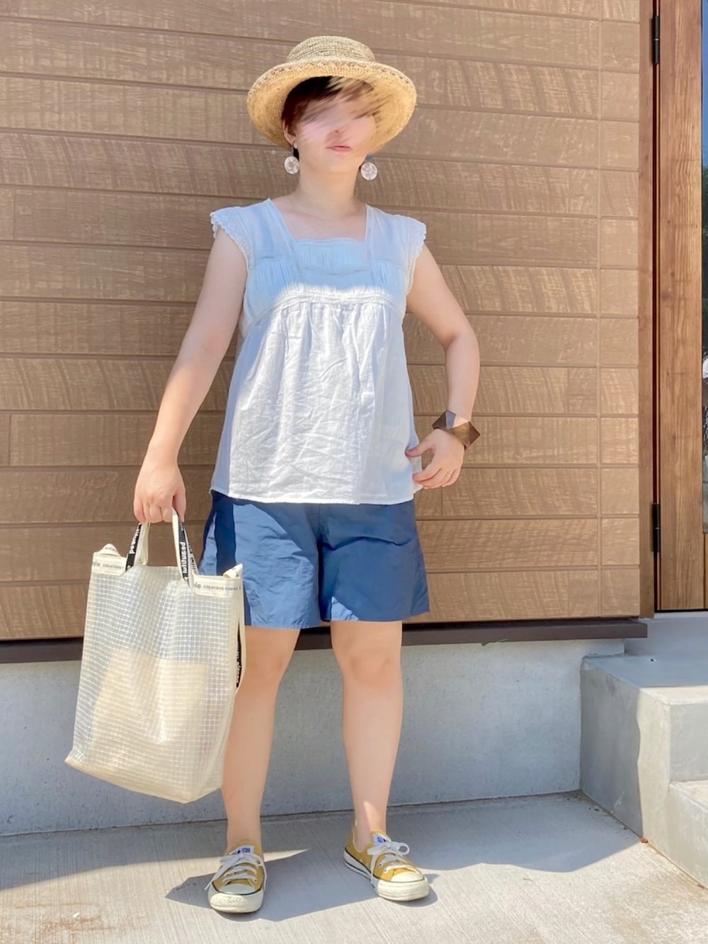 「ラフコーデ、大人カジュアル、ショートパンツ、低身長、むぎわら帽子、ショートヘア、夏コーデ、ブラウス、ママコーデ」｜「select MOCAの繊細で上品な仕上がりのリバーレース使用★スクエアネックレースフレンチスリーブコットンボイルチュニックトップスカットソー（シャツ/ブラウス、ホワイト系）」を使った、haさん（レディース・152cm）の夏コーディネートの1枚目の写真