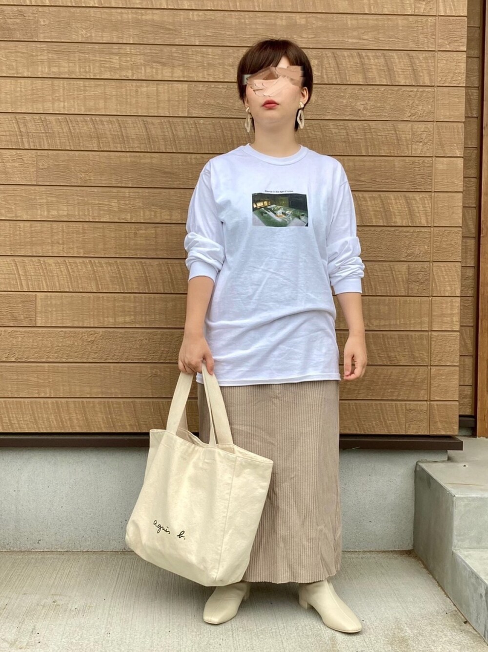 「大人カジュアル、フォトT、ロングスカート、ショートブーツ、白ブーツ、ゆるコーデ、秋コーデ、ママコーデ、ショートヘア、ビッグT」｜「JOURNAL STANDARD relumeのフォトロングスリーブTEE◆（Tシャツ/カットソー、ホワイト系）」を使った、haさん（レディース・152cm）の秋コーディネートの1枚目の写真