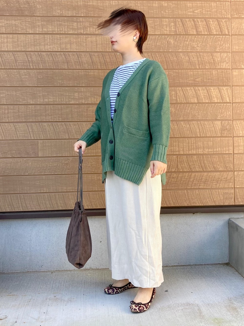「秋のマイ旬スタイル、秋コーデ、カーディガン、ロングスカート、レオパードシューズ、バレエシューズ、巾着バッグ、ボーダートップス、オトナ女子、ショートヘア」｜「URBAN RESEARCH Sonny Labelのルーズニットカーディガン（カーディガン/ボレロ、グリーン系）」を使った、haさん（レディース・152cm）の秋コーディネートの1枚目の写真