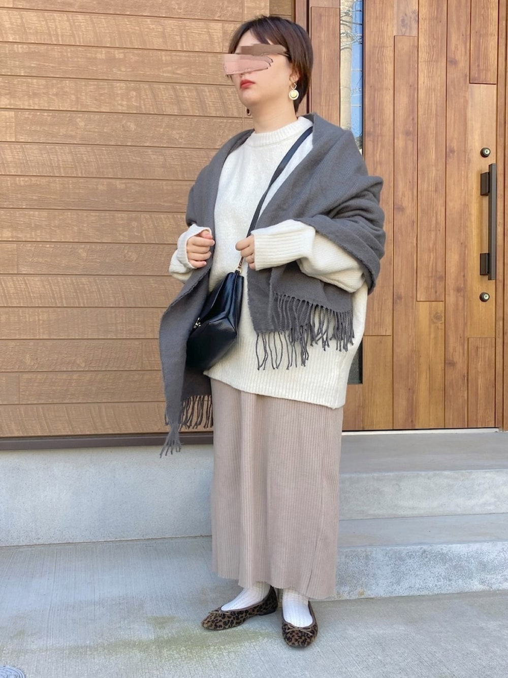 「年末WEAR感謝祭、冬コーデ、オトナカジュアル、ゆるコーデ、ニットコーデ、ストール、バレエシューズ×ソックス、ショルダーバッグ」｜「select MOCAのオーバーサイズボリュームニット/もっちり柔らか肌触りユニセックスバルーンスリーブデザイン（ニット/セーター、ホワイト系）」を使った、haさん（レディース・152cm）の冬コーディネートの1枚目の写真