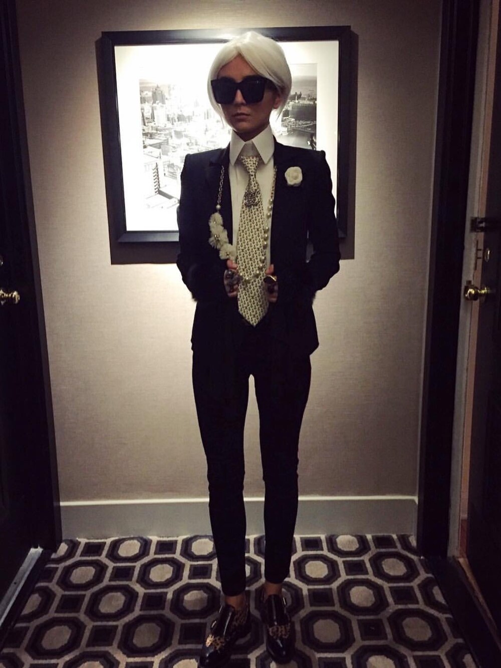 「ootd、lookbook、street、streetstyle、streetfashion、halloween、karl lagerfeld、fashion、blogger、fall」｜「BURBERRYのアイテム（スラックス、ブラック系）」を使った、amirzashviliさん（レディース・170cm）の秋コーディネートの1枚目の写真