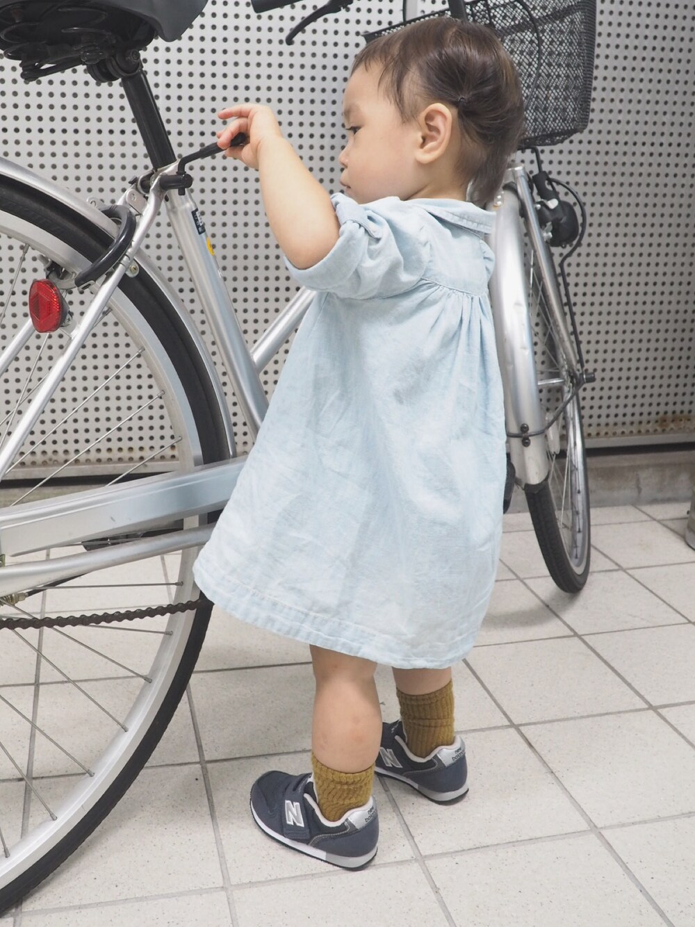 「Ralph Lauren、New Balance、スニーカー、シャツワンピ、1歳、おんなのこ、キッズコーデ、ちびうさコーデ、女の子、シンプル」｜「NEW BALANCEのnew balance(ニューバランス) FS996 161996（スニーカー、ブルー系）」を使った、chibiusa◌⑅⃝さん（キッズ・80cm）の秋コーディネートの1枚目の写真
