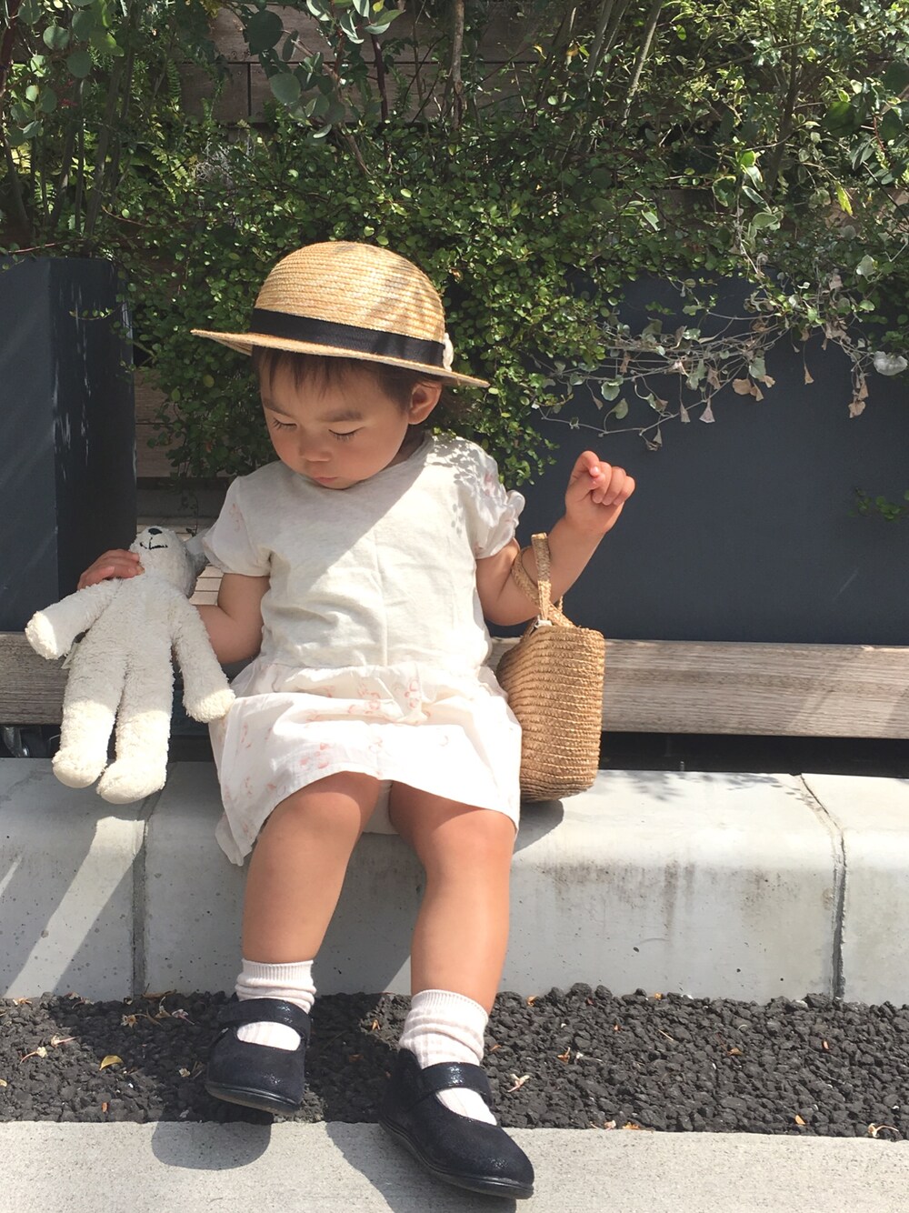 「おんなのこ、キッズファッション、ナチュラル、ちびうさコーデ、キッズコーデ、麦わら帽子、かごバッグ、ぬいぐるみ、2歳、夏コーデ」｜「ZOOMのアイテム（スリッポン、ブラック系）」を使った、chibiusa◌⑅⃝さん（キッズ・80cm）の春コーディネートの1枚目の写真