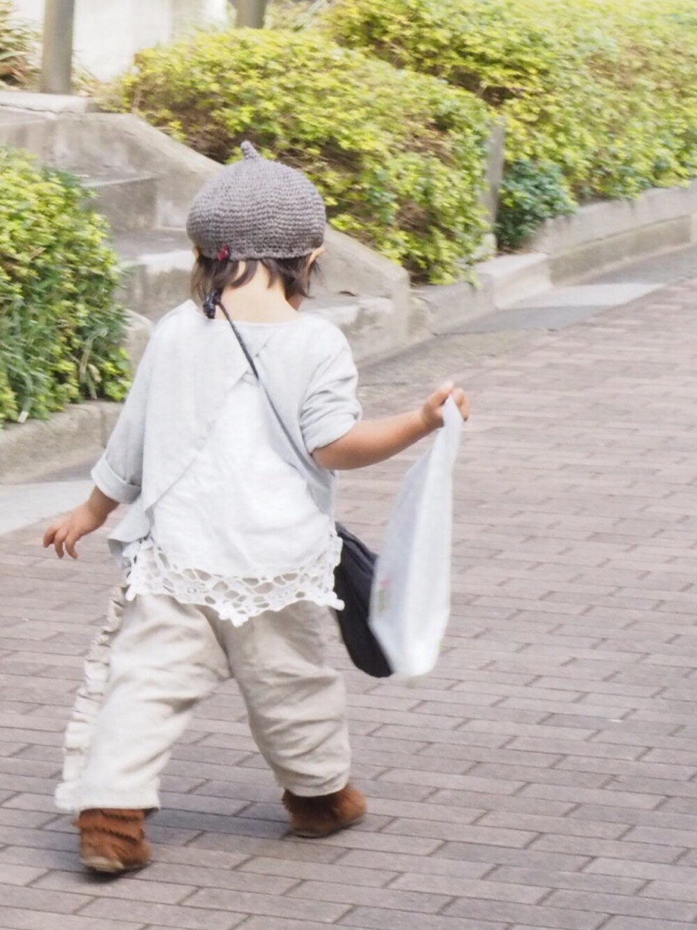 「キッズコーデ、おんなのこ、秋コーデ、カジュアルコーデ、ハンドメイド子供服、kids、ちびうさコーデ、パンツスタイル、kidsfashion、どんぐり帽」｜「Minnetonkaの【MINNETONKA】 ミネトンカ　ダブルフリンジ サイドジップ ブーツ/キッズ（ブーツ、ブラウン系）」を使った、chibiusa◌⑅⃝さん（キッズ・80cm）の秋コーディネートの1枚目の写真