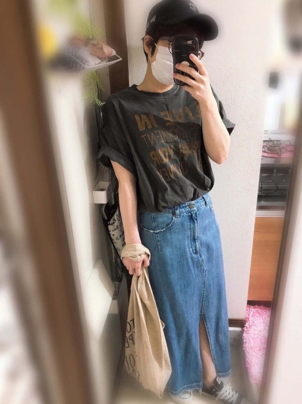 「カジュアル、オトナカジュアル、オトナ女子、Tシャツ×デニム、Tシャツ、ニューエラ、キャップ」｜「haco!のダメージ感がかっこいいこだわりのオトナデニムスカートbyMAKORI（デニムスカート、ブルー系）」を使った、Ёмικο さん（レディース・161cm）の春コーディネートの1枚目の写真