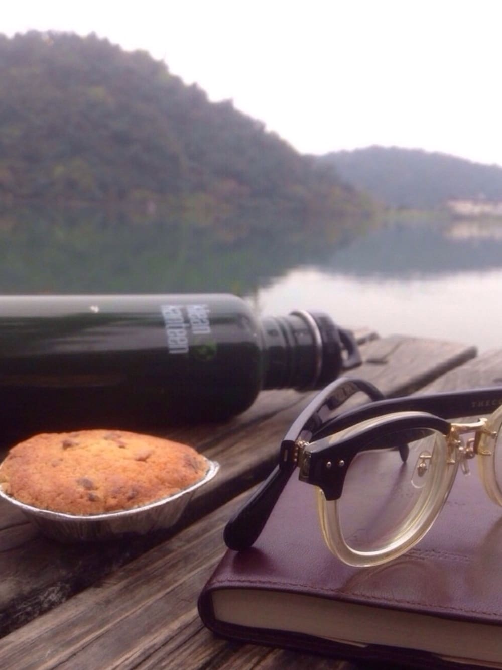 グリーン系のその他雑貨、ブラック系のメガネ、ブラウン系のステーショナリーを着用したメンズの冬コーディネートの1枚目の写真