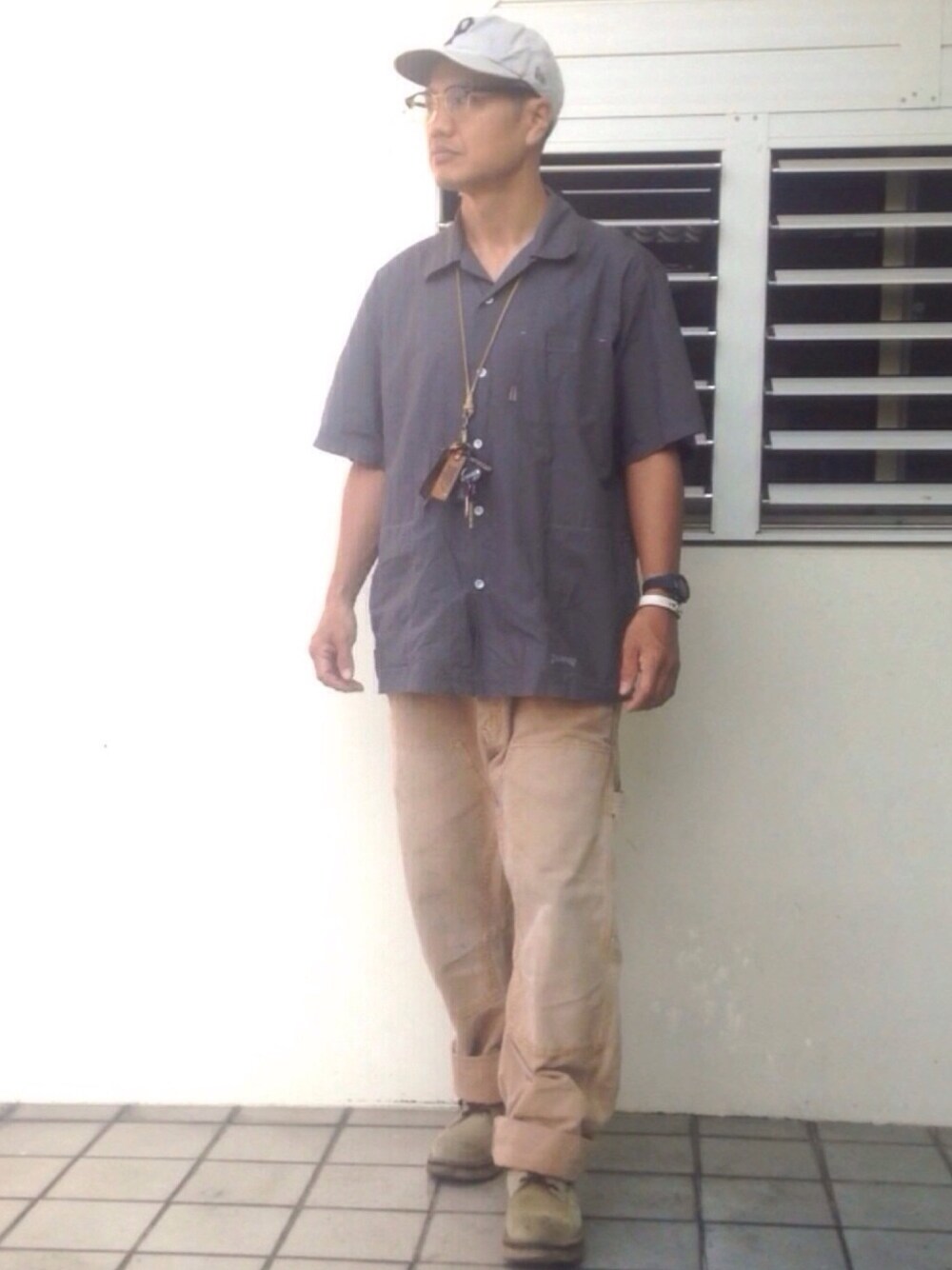 グレー系のシャツ/ブラウス、ベージュ系のその他パンツ、ベージュ系のブーツを着用したメンズの春コーディネートの1枚目の写真