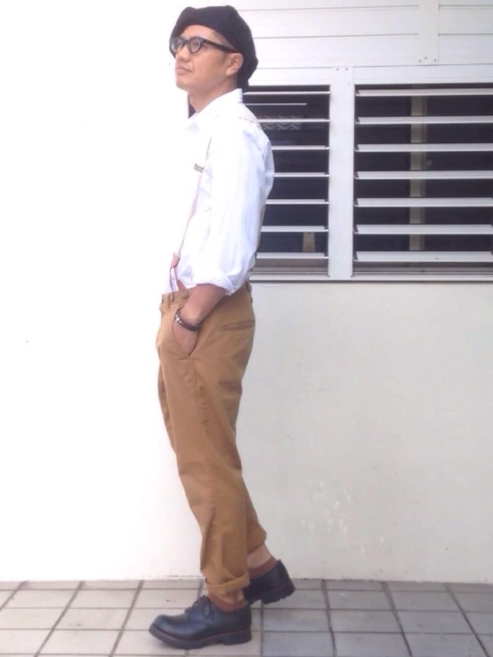 ブラック系のブーツ、ホワイト系のシャツ/ブラウス、ブラウン系のチノパンツを着用したメンズの春コーディネートの1枚目の写真