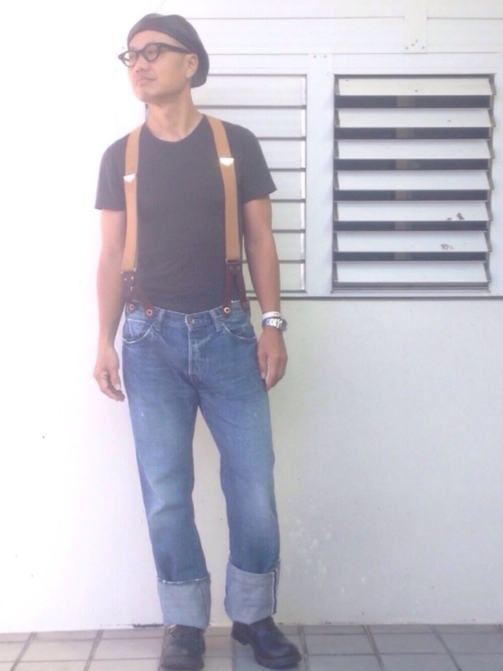 ブラック系のTシャツ/カットソー、ブルー系のデニムパンツ、ブラック系のブーツを着用したメンズの夏コーディネートの1枚目の写真