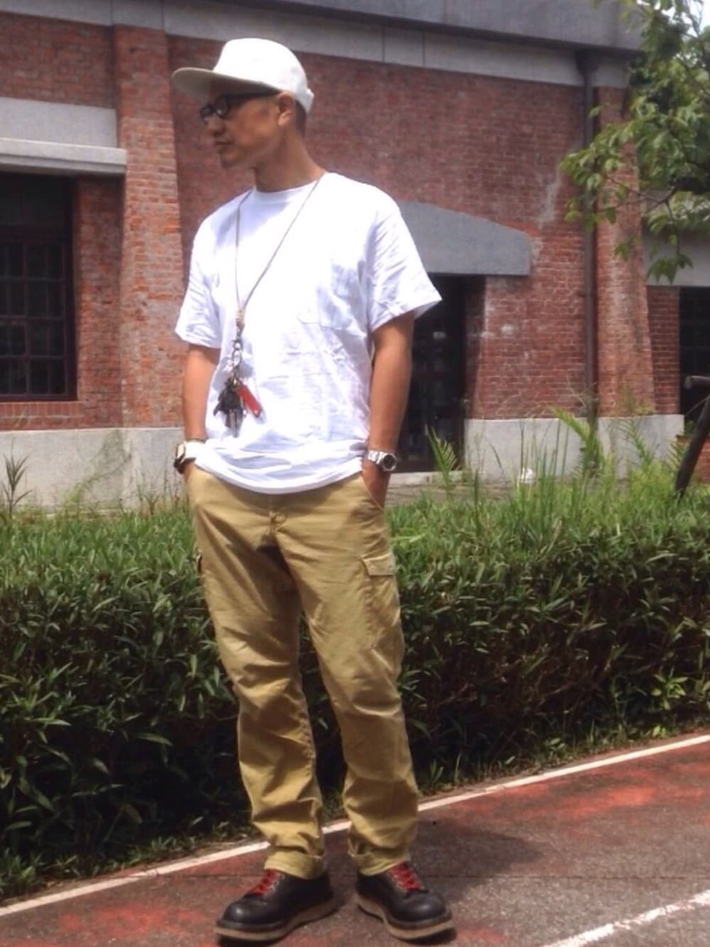 「レザーキャップ、stampd'LA、EFFECTOR、白Tシャツ、Hanes、カーゴパンツ、GU、whitesboots」｜「HANESのアイテム（Tシャツ/カットソー、ホワイト系）」を使った、ORTHさん（メンズ・170cm）の夏コーディネートの1枚目の写真