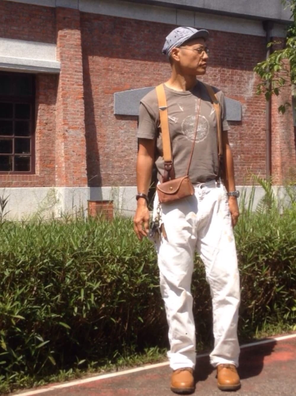 ホワイト系のその他パンツ、ブラウン系のTシャツ/カットソー、ブラウン系のブーツを着用したメンズの夏コーディネートの1枚目の写真