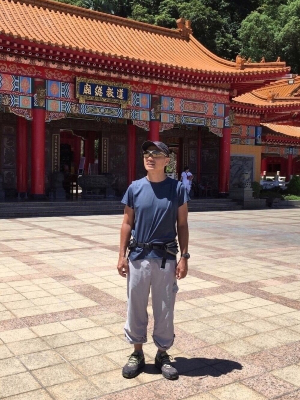 ゴールド系のスポーツグッズ、グリーン系のスポーツグッズ、グレー系のスポーツグッズを着用したメンズの夏コーディネートの1枚目の写真