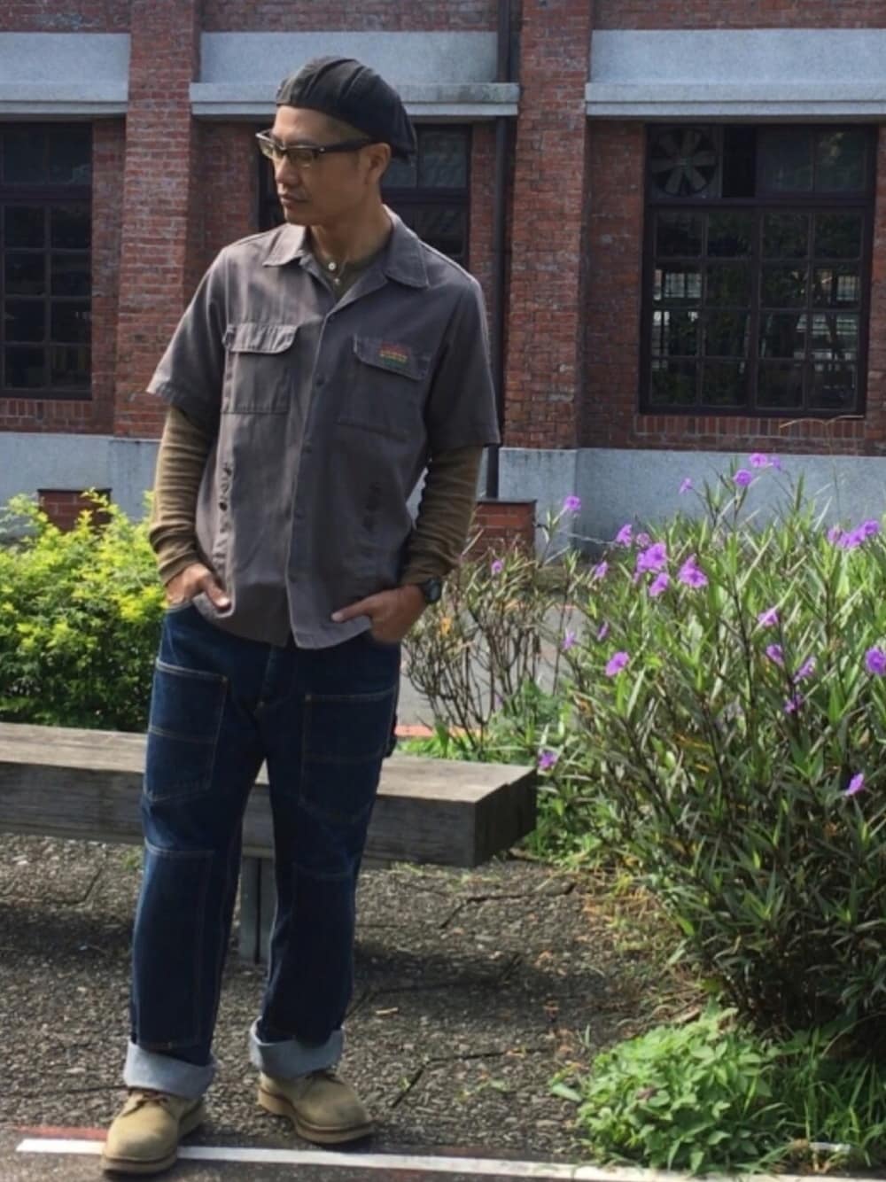 ベージュ系のブーツ、ブルー系のデニムパンツ、ブラウン系のシャツ/ブラウスを着用したメンズの秋コーディネートの1枚目の写真