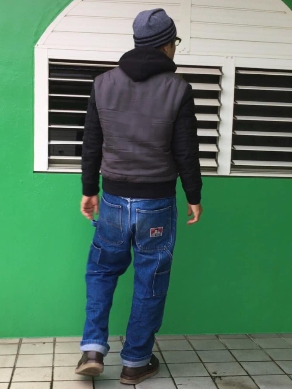 ブルー系のパンツ、ブラック系のパーカー、ブラック系のMA-1を着用したメンズの春コーディネートの1枚目の写真