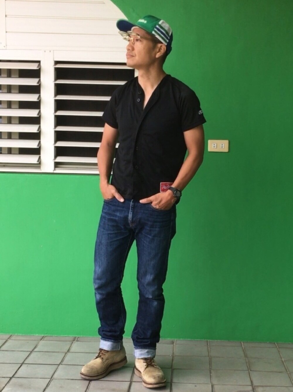 ベージュ系のブーツ、ブルー系のデニムパンツ、ベージュ系のサングラスを着用したメンズの春コーディネートの1枚目の写真