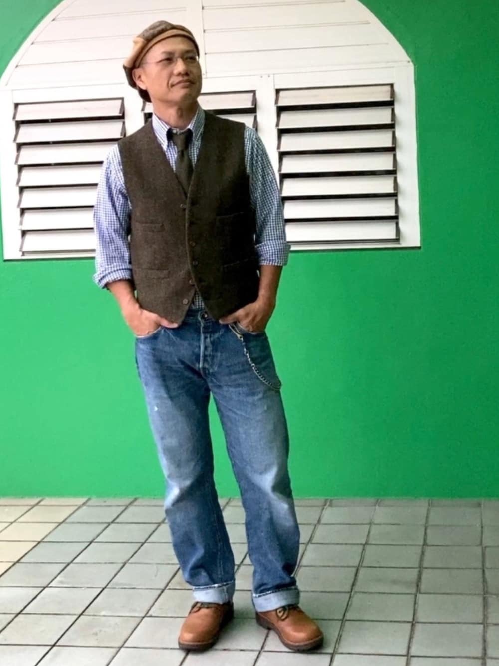 グリーン系のネクタイ、グリーン系のベスト、ブルー系のシャツ/ブラウスを着用したメンズの秋コーディネートの1枚目の写真