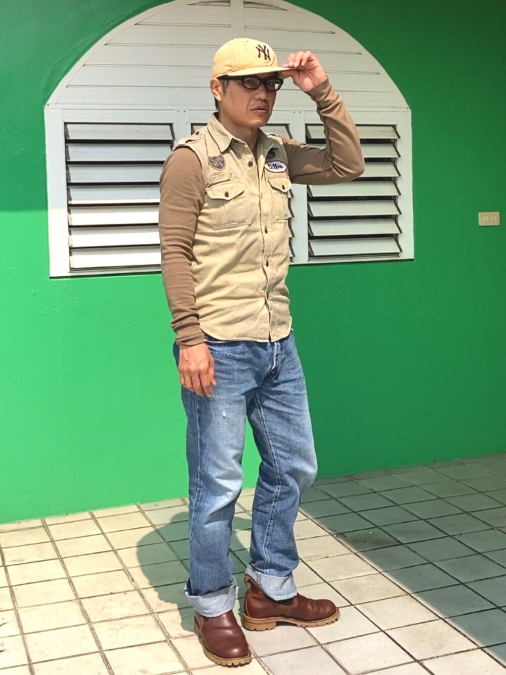 ブラウン系のスリッポン、ベージュ系のシャツ/ブラウス、グリーン系のTシャツ/カットソーを着用したメンズの春コーディネートの1枚目の写真