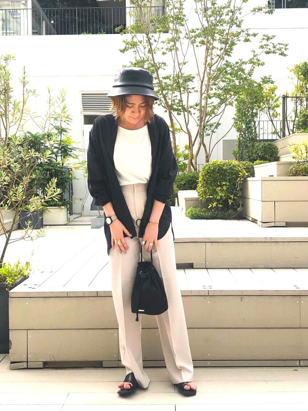 ブラック系のTシャツ/カットソー、ベージュ系のその他パンツ、ブラック系のショルダーバッグを着用したレディースの夏コーディネートの1枚目の写真