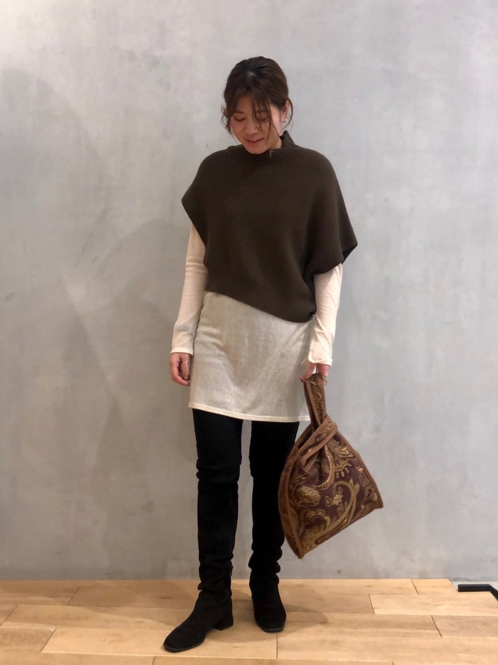 グリーン系のニット/セーター、ベージュ系のTシャツ/カットソー、ブラック系のその他パンツを着用したレディースの秋コーディネートの1枚目の写真