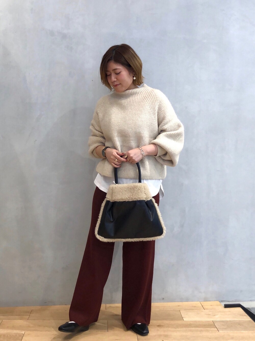 ホワイト系のニット/セーター、ホワイト系のTシャツ/カットソー、レッド系のその他パンツを着用したレディースの秋コーディネートの1枚目の写真