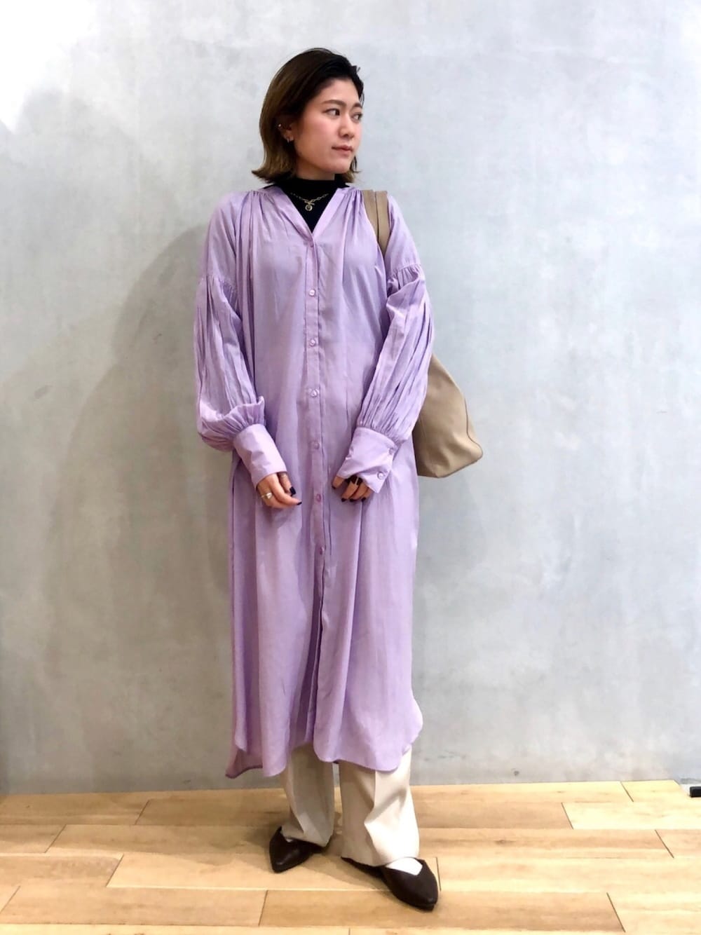 ブラック系のTシャツ/カットソー、パープル系のワンピース、ベージュ系のその他パンツを着用したレディースの冬コーディネートの1枚目の写真