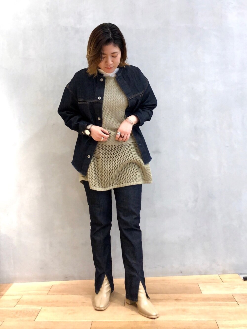 グリーン系のニット/セーター、ブルー系のその他アウター、ブルー系のその他パンツを着用したレディースの冬コーディネートの1枚目の写真