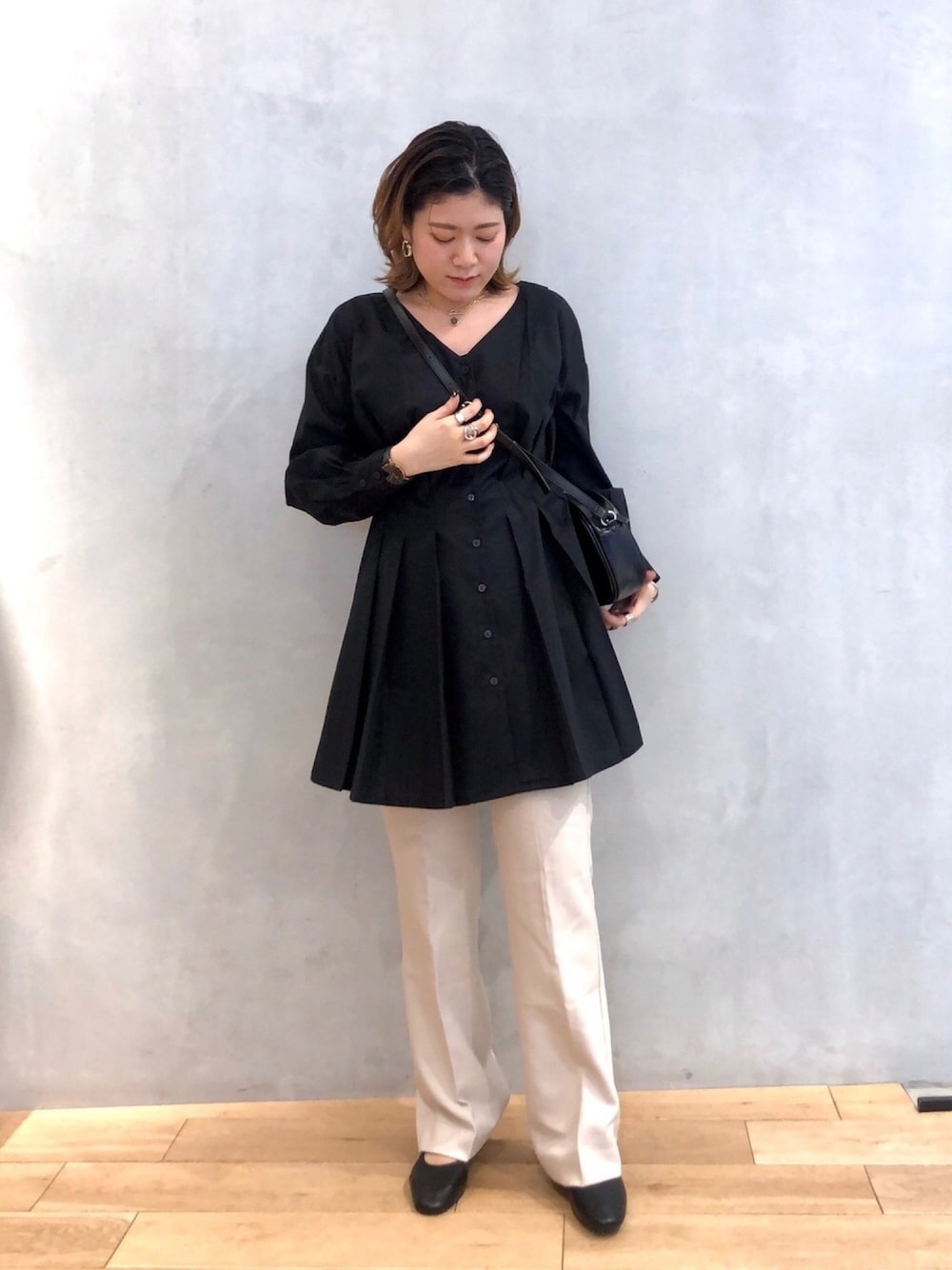 ブラック系のシャツ/ブラウス、ホワイト系のその他パンツ、ブラック系のパンプスを着用したレディースの冬コーディネートの1枚目の写真