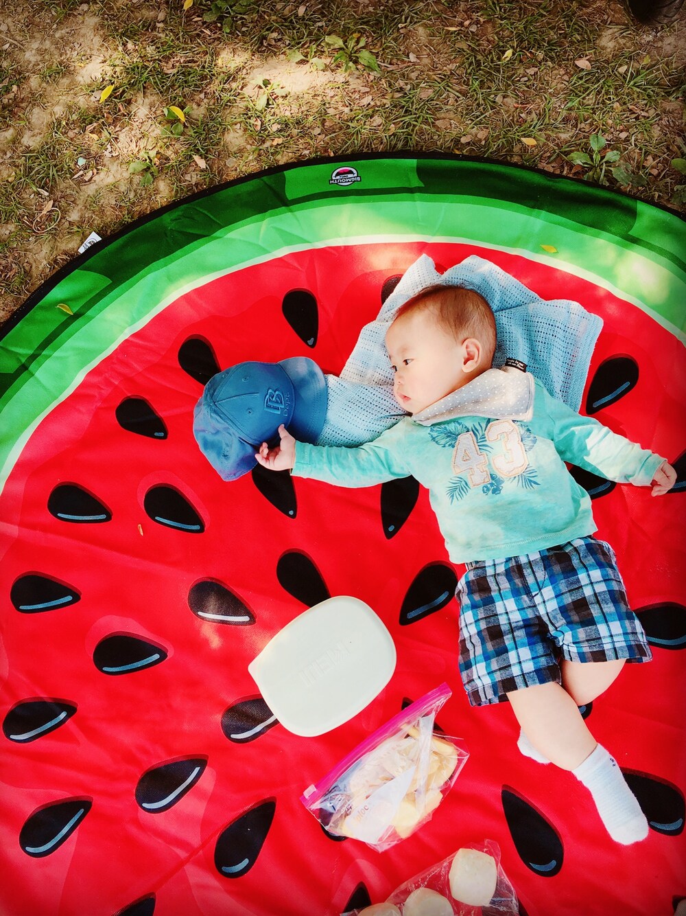 「picnic、５ヶ月、Sunnyday、blue、H&M、babygap」｜「H&Mのアイテム（帽子、ブルー系）」を使った、Li&Lawさん（キッズ・80cm）の春コーディネートの1枚目の写真