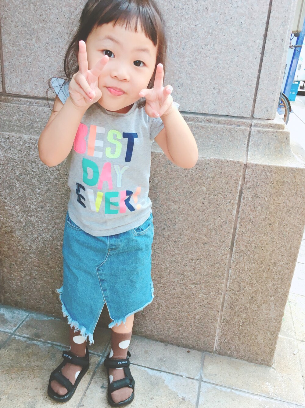 「ootd、夏、街頭穿搭、日系極簡、jeans、OSHKOSH」｜「OSHKOSHのアイテム（トップス、グレー系）」を使った、Li&Lawさん（キッズ・100cm）の秋コーディネートの1枚目の写真