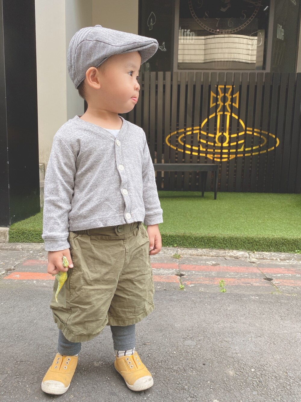 「ootd、街頭穿搭、日系極簡、UNIQLO、birthday、gray」｜「UNIQLOのアイテム（トップス、グレー系）」を使った、Li&Lawさん（キッズ・100cm）の春コーディネートの1枚目の写真