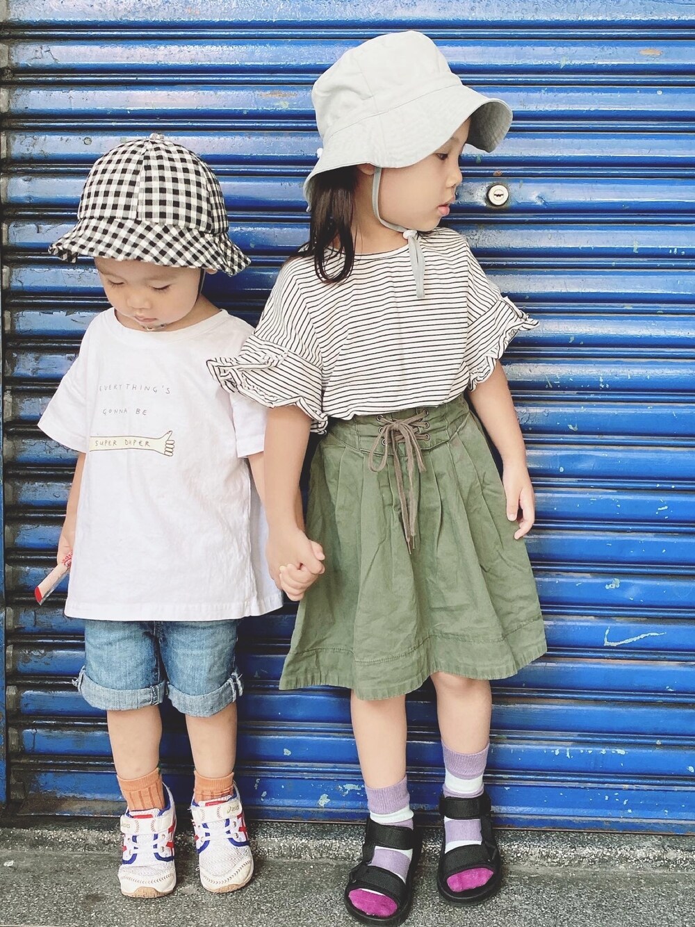 「ootd、夏、街頭穿搭、休閒、日系極簡、GAP、asics、Right-on」｜「GAPのアイテム（パンツ、ブルー系）」を使った、Li&Lawさん（キッズ・100cm）の夏コーディネートの1枚目の写真