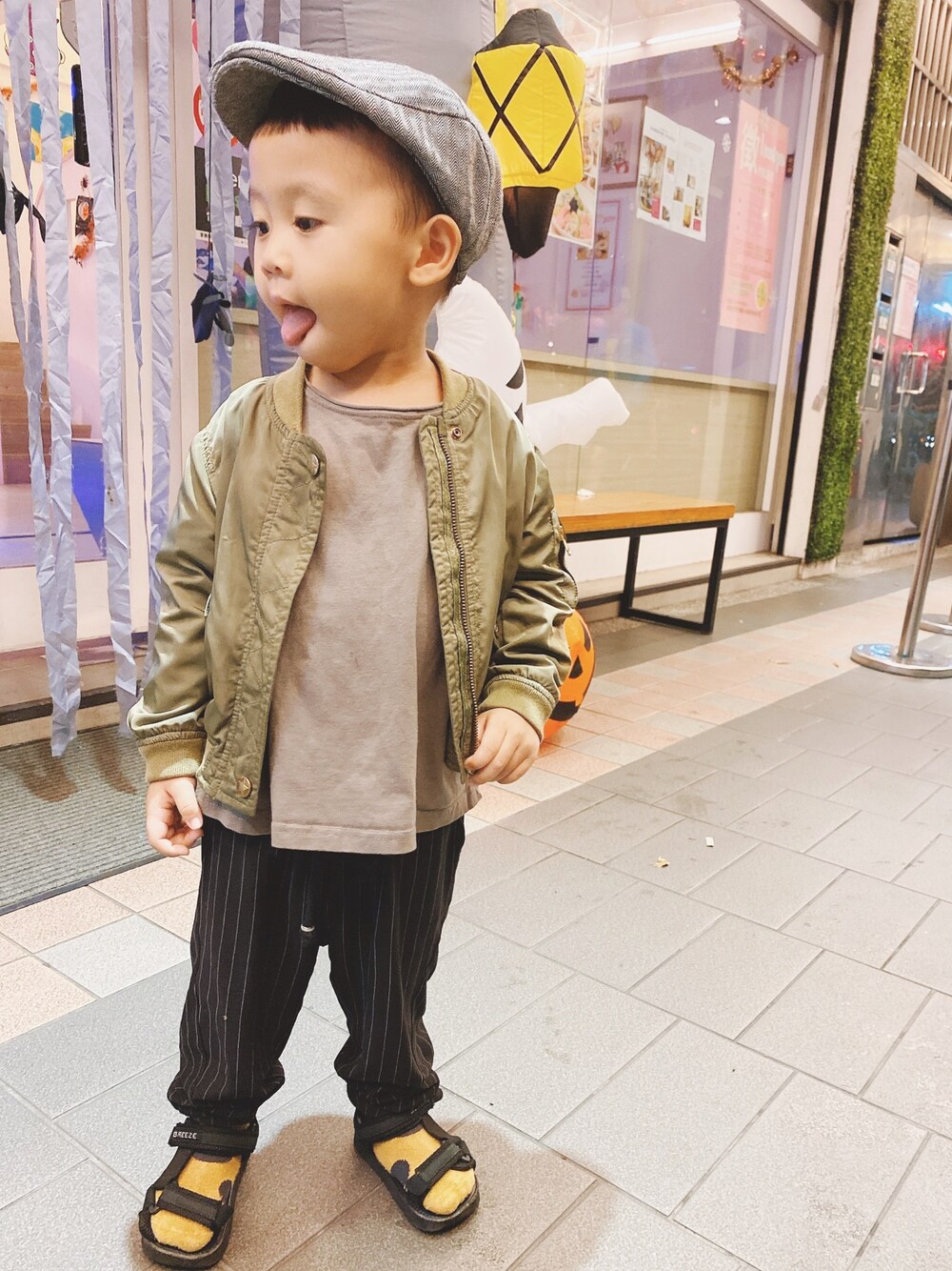 「ootd、秋のコーデ、街頭穿搭、日系極簡、古着MIX、OSHKOSH、BREEZE、男の子、男の子コーデ」｜「OSHKOSHのアイテム（ジャケット/アウター、グリーン系）」を使った、Li&Lawさん（キッズ・100cm）の秋コーディネートの1枚目の写真