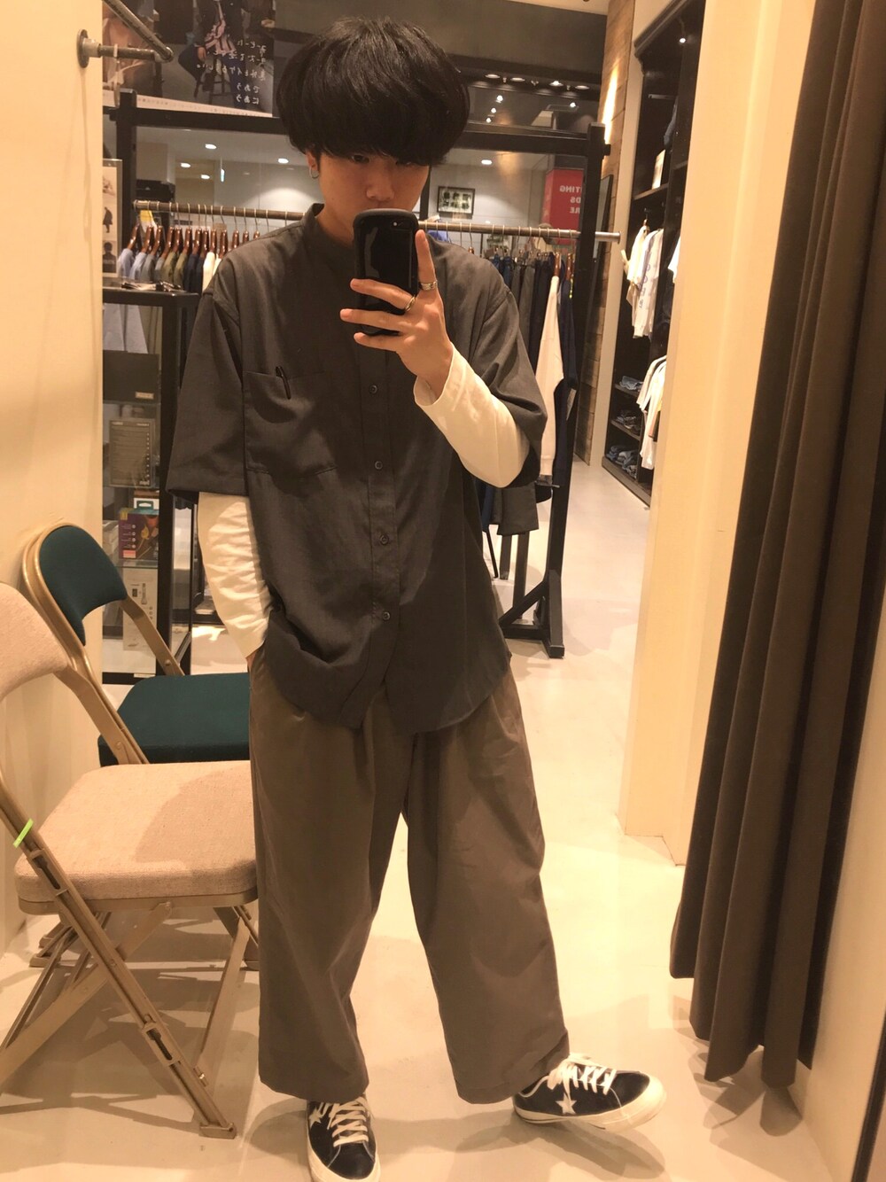 「肌ウーノ、シンプル、オトナカジュアル、カジュアル、春、キレイめ、シャツスタイル、ワイドパンツ、ootd、スニーカー」｜「niko and...のバンドカラー半袖シャツ【niko and ...】（シャツ/ブラウス、グレー系）」を使った、えさん（メンズ・170cm）の春コーディネートの1枚目の写真