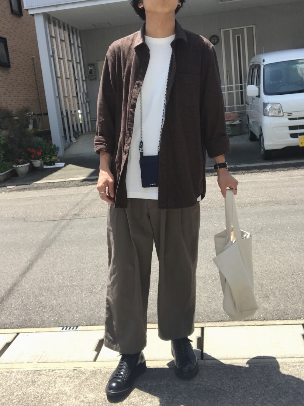 「シンプル、カジュアルコーデ、シャツスタイル、オーバーサイズ、休日スタイル、きれいめカジュアル、Tシャツ、ネイビー、カーキ、黒」｜「UNITED TOKYOのシャークソールショートモンキー（ブーツ、ブラック系）」を使った、えさん（メンズ・170cm）の春コーディネートの1枚目の写真