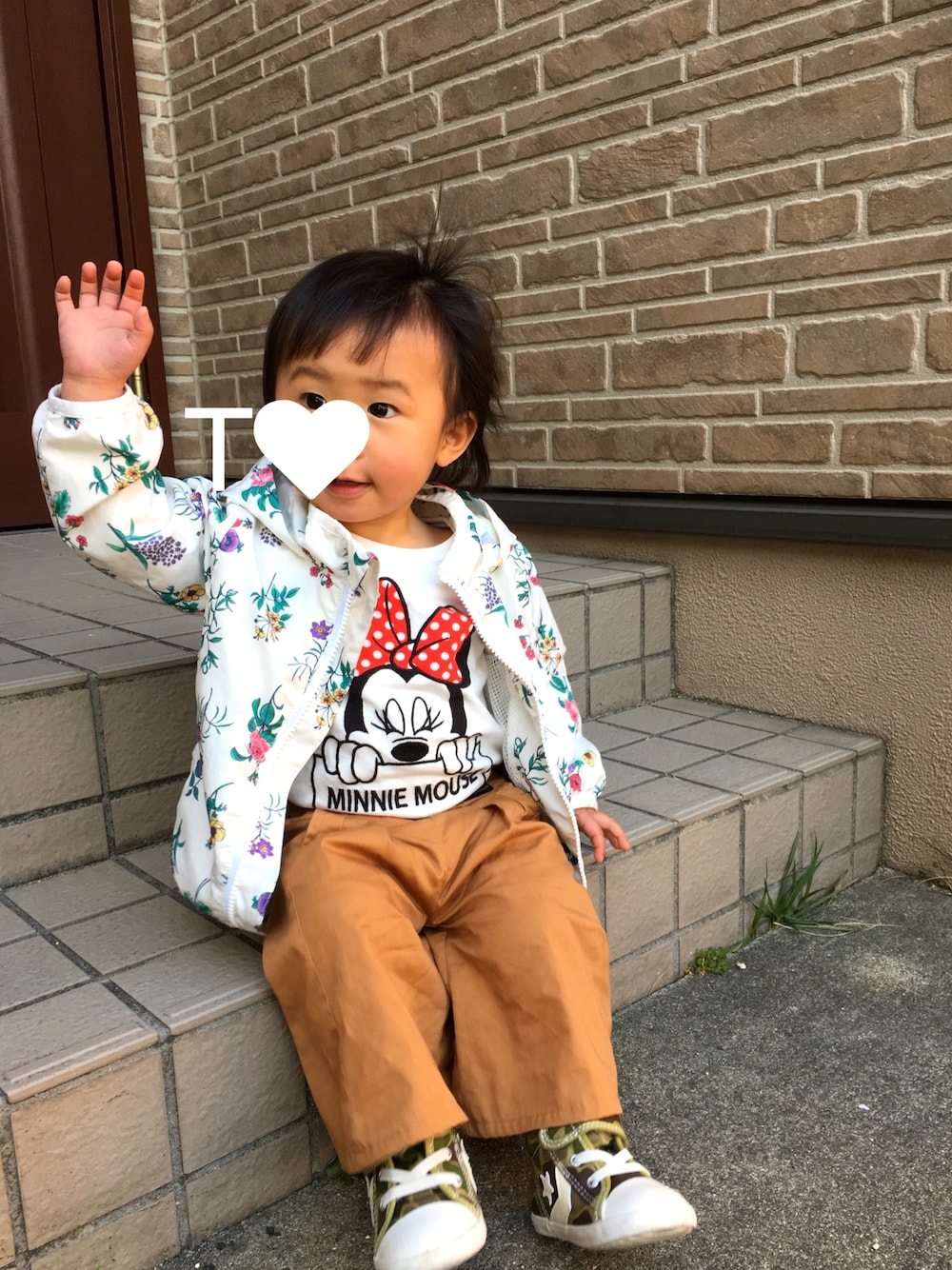 「花柄、迷彩スニーカー、ミニーちゃん、おんなのこ、ワイドパンツ」｜「petit mainのボタニカル柄ウィンドブレーカー（ナイロンジャケット、ホワイト系）」を使った、tmtm さん（キッズ・80cm）の春コーディネートの1枚目の写真
