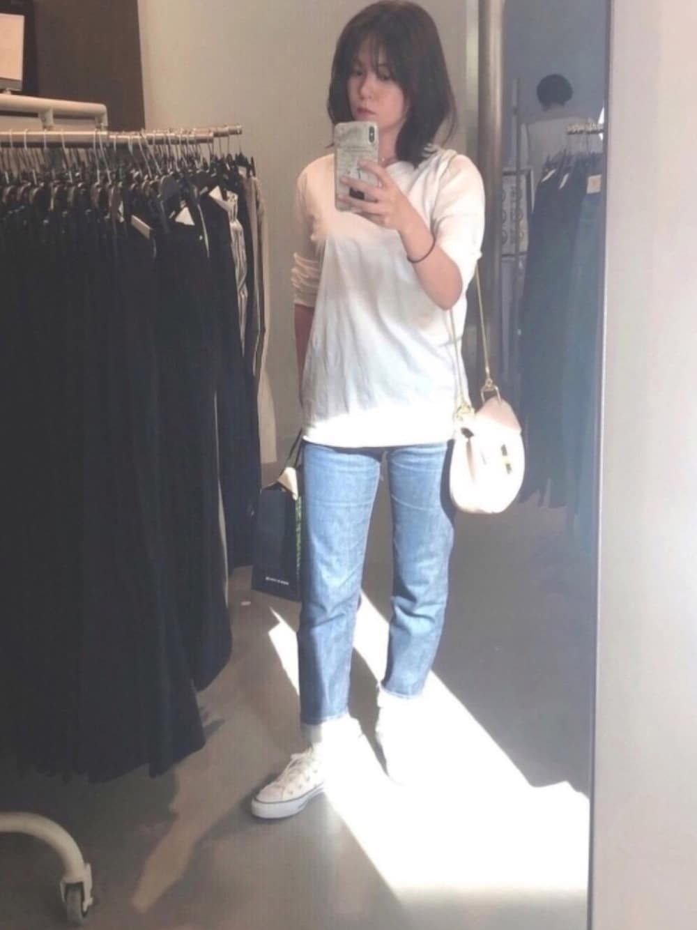 「楽チンコーデ、大人カジュアル、シンプルコーデ、カジュアル、デニムパンツ、リーバイス、白Tシャツ、スニーカー、休日スタイル、おしゃれさんと繋がりたい」｜「STUNNING LUREのアイテム（Tシャツ/カットソー、ホワイト系）」を使った、naoʕ•ᴥ•ʔさん（レディース・156cm）の春コーディネートの1枚目の写真