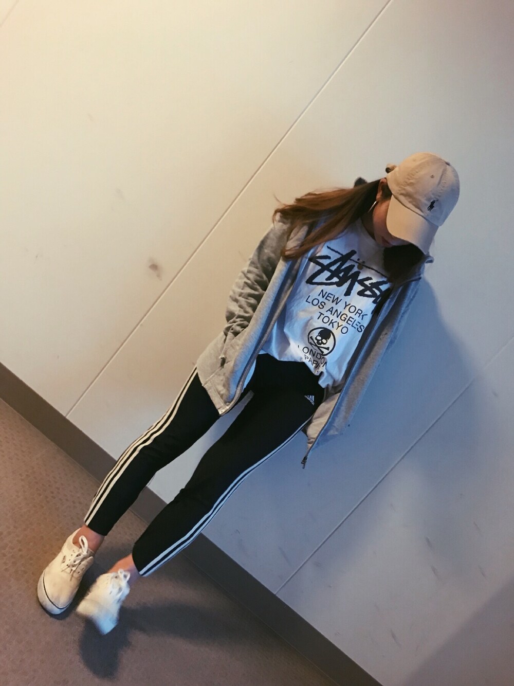 「スポーティ、シンプル」｜「どっかの古着屋のアイテム（パーカー、グレー系）」を使った、VIVIさん（レディース・154cm）の春コーディネートの1枚目の写真