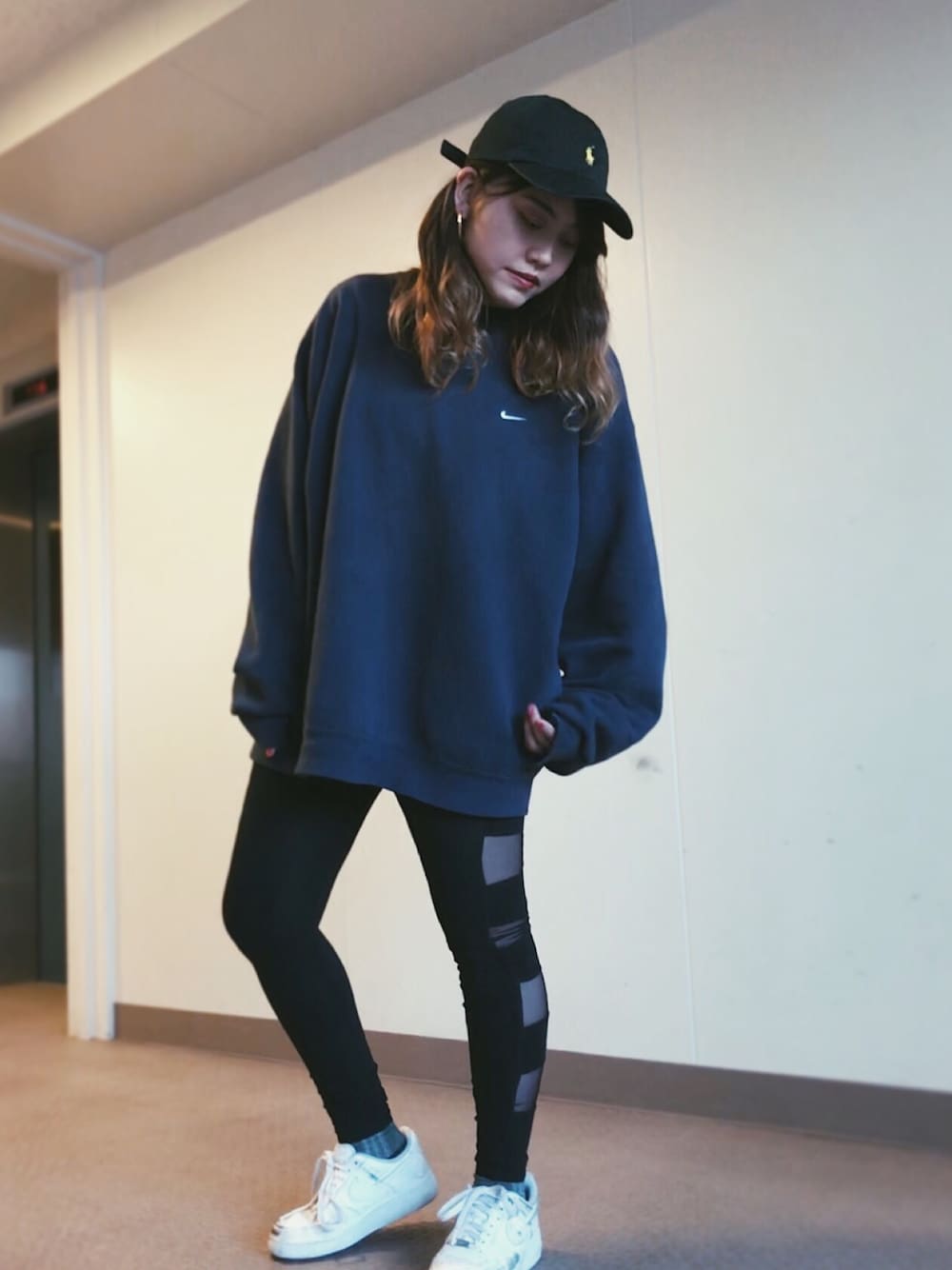 「スポーティ、シンプル」｜「NIKEのアイテム（パーカー、ブルー系）」を使った、VIVIさん（レディース・154cm）の春コーディネートの1枚目の写真