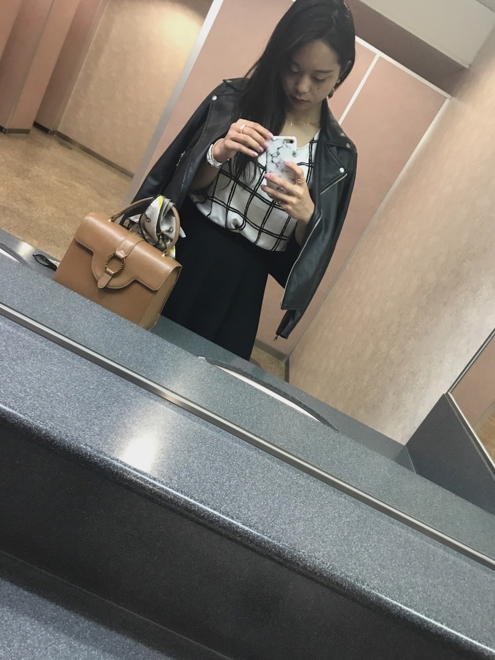 「デート、おしゃれ、甘辛mix、シンプルコーデ、ロングスカート」｜「CARVEN(買ったのはブックオフ)のアイテム（ハンドバッグ、ブラウン系）」を使った、VIVIさん（レディース・154cm）の春コーディネートの1枚目の写真