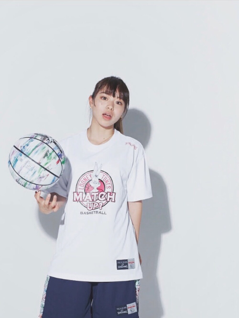 「SPALDING、バスケウェア、バスケットボール、スポーツ」｜「SPALDINGのアイテム（Tシャツ/カットソー、ホワイト系）」を使った、VIVIさん（レディース・154cm）の春コーディネートの1枚目の写真