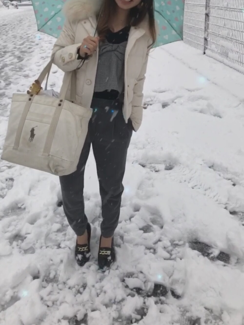「雪、冬、シンプル、大人かわいい」｜「GUのアイテム（パンツ、グレー系）」を使った、VIVIさん（レディース・154cm）の春コーディネートの1枚目の写真
