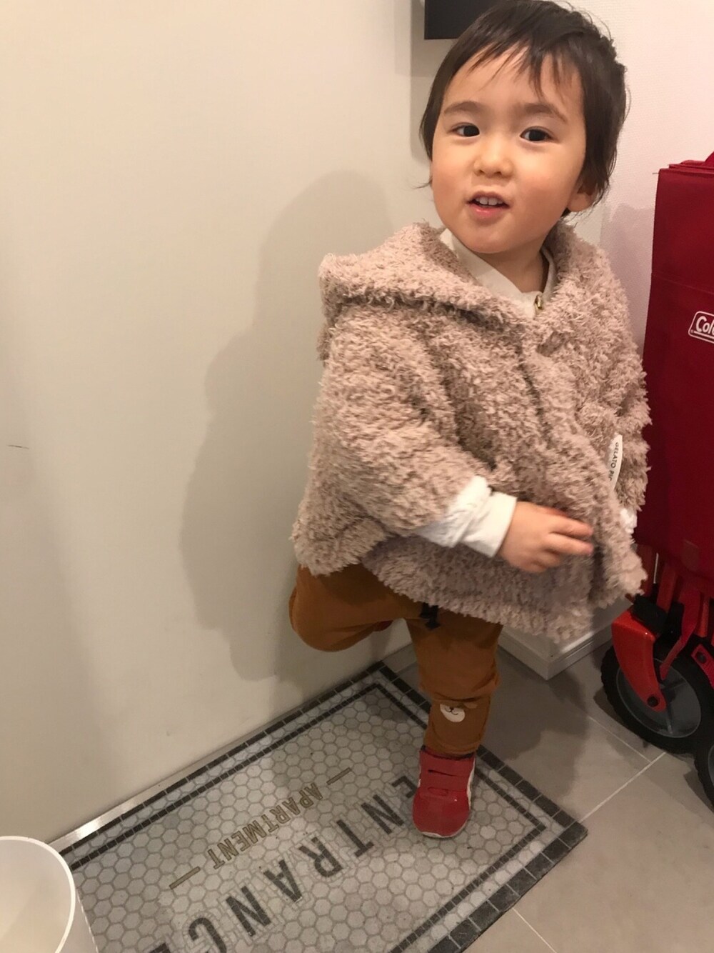 「H&Mのアイテム（その他パンツ、ブラウン系）」を使った、EITOさん（キッズ・80cm）の冬コーディネートの1枚目の写真