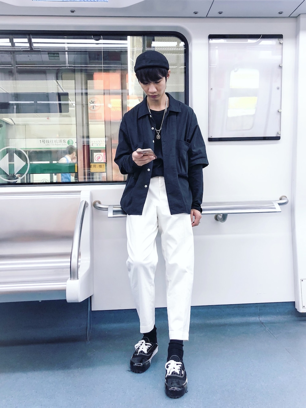 「UNIQLOのアイテム（チノパンツ、ホワイト系）」を使った、Ho Ming Liuさん（メンズ・178cm）の秋コーディネートの1枚目の写真
