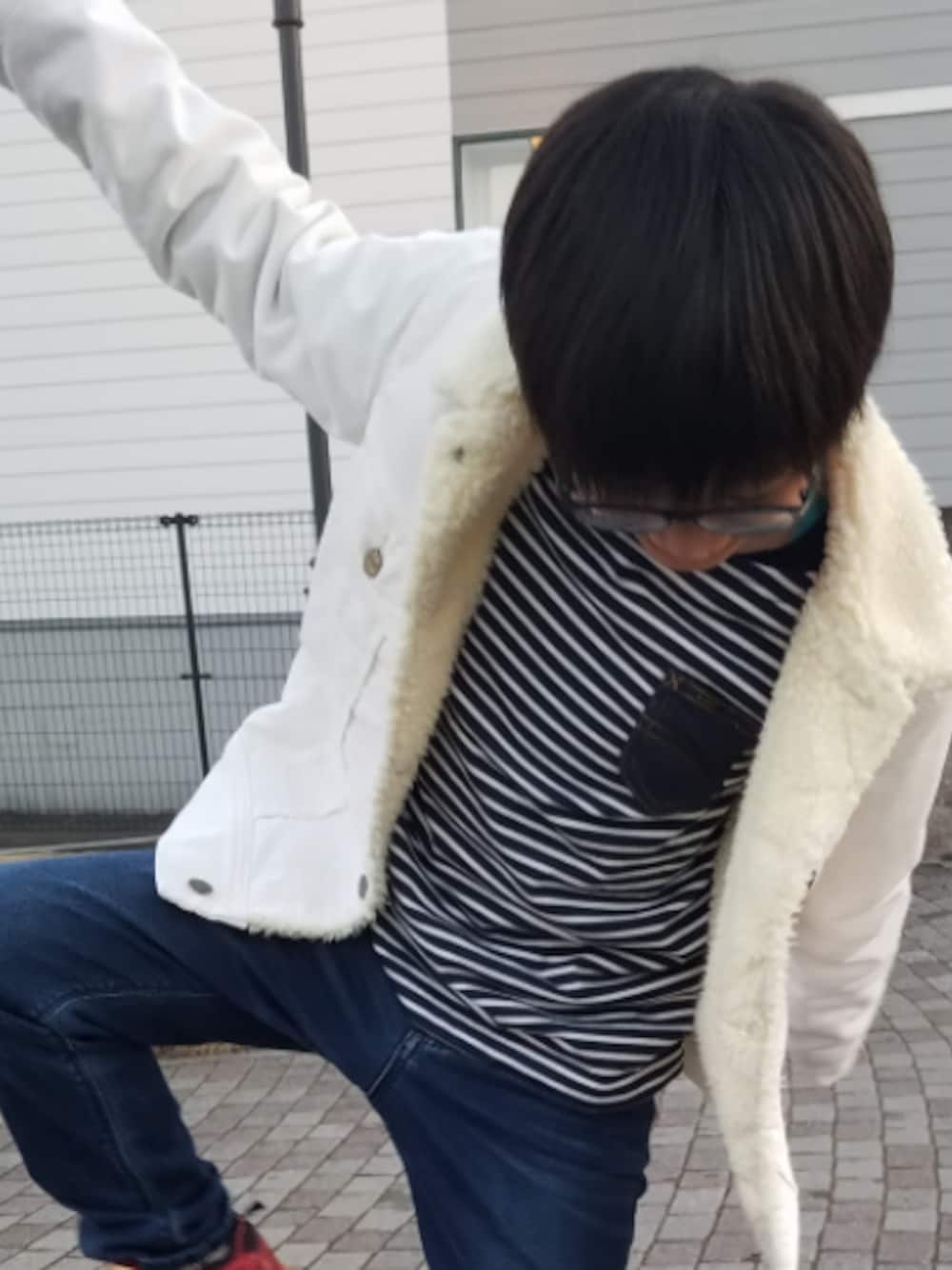 「LeeのBOA STORM RIDER CORDUROY（ライダースジャケット、ホワイト系）」を使った、まいさん（キッズ・125cm）の冬コーディネートの1枚目の写真