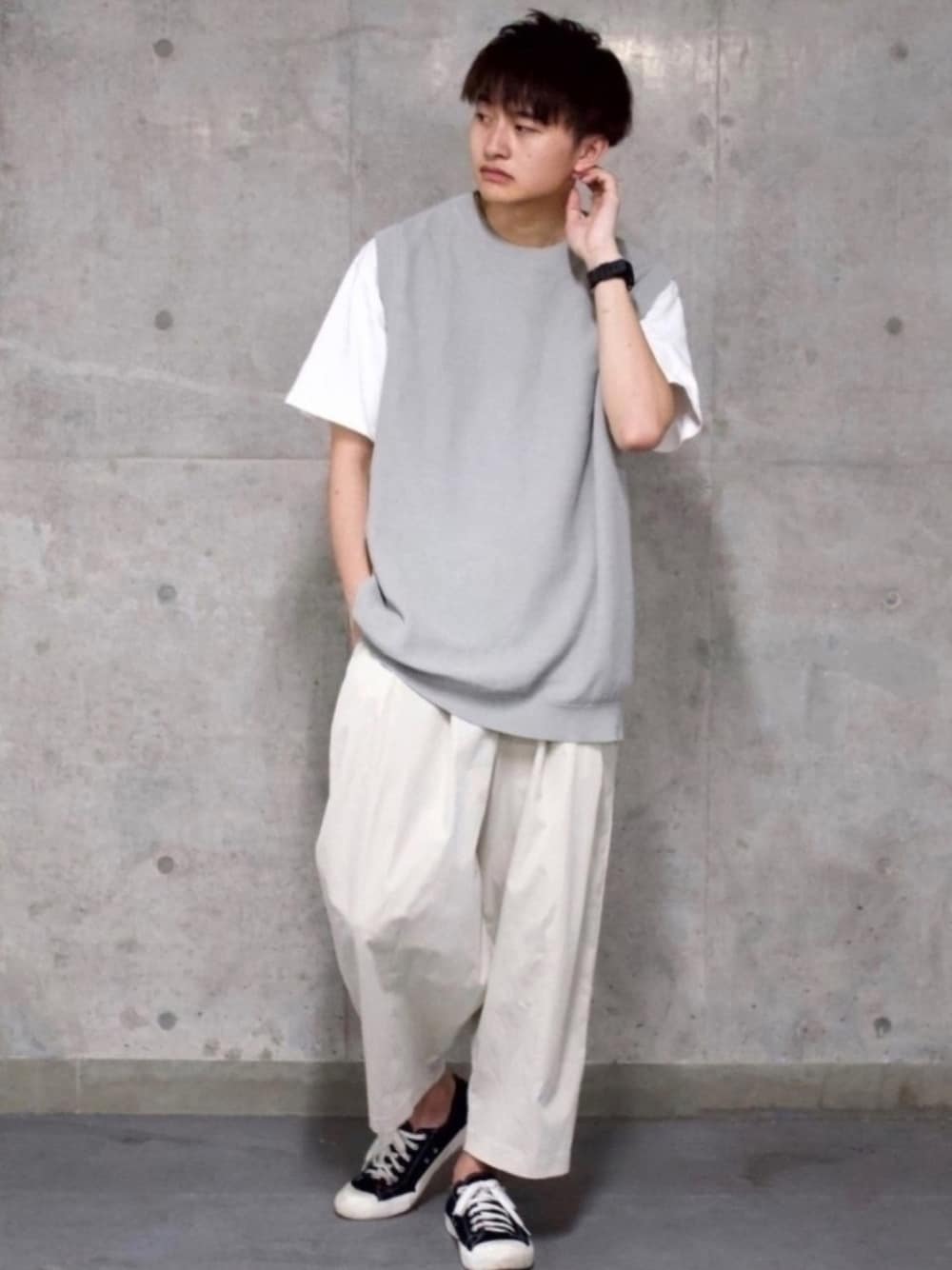 ホワイト系のその他パンツ、ブラック系のスニーカー、グレー系のベストを着用したメンズの夏コーディネートの1枚目の写真
