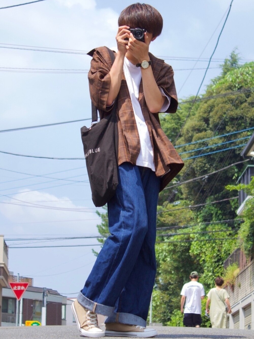 ブラウン系のシャツ/ブラウス、ホワイト系のTシャツ/カットソー、ベージュ系のスニーカーを着用したメンズの夏コーディネートの1枚目の写真