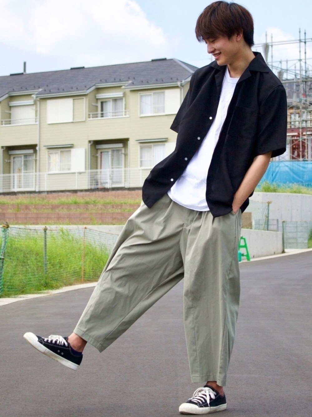 ブラック系のスニーカー、グリーン系のその他パンツ、ブラック系のシャツ/ブラウスを着用したメンズの秋コーディネートの1枚目の写真